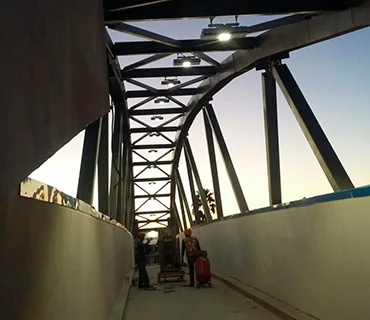 SKYWORKS — Instalación luminarias en puente skyworks