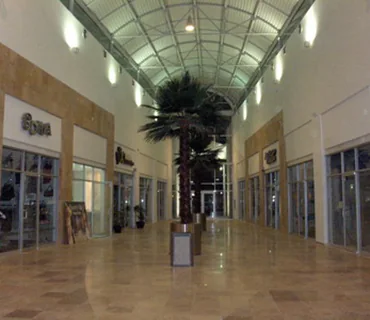 PLAZA COMERCIAL SAN PEDRO, Mexicali B.C. — Suministro, instalación y mantenimiento de la instalación eléctrica en baja tensión y alumbrado interior y exterior, asi como a media tensión.